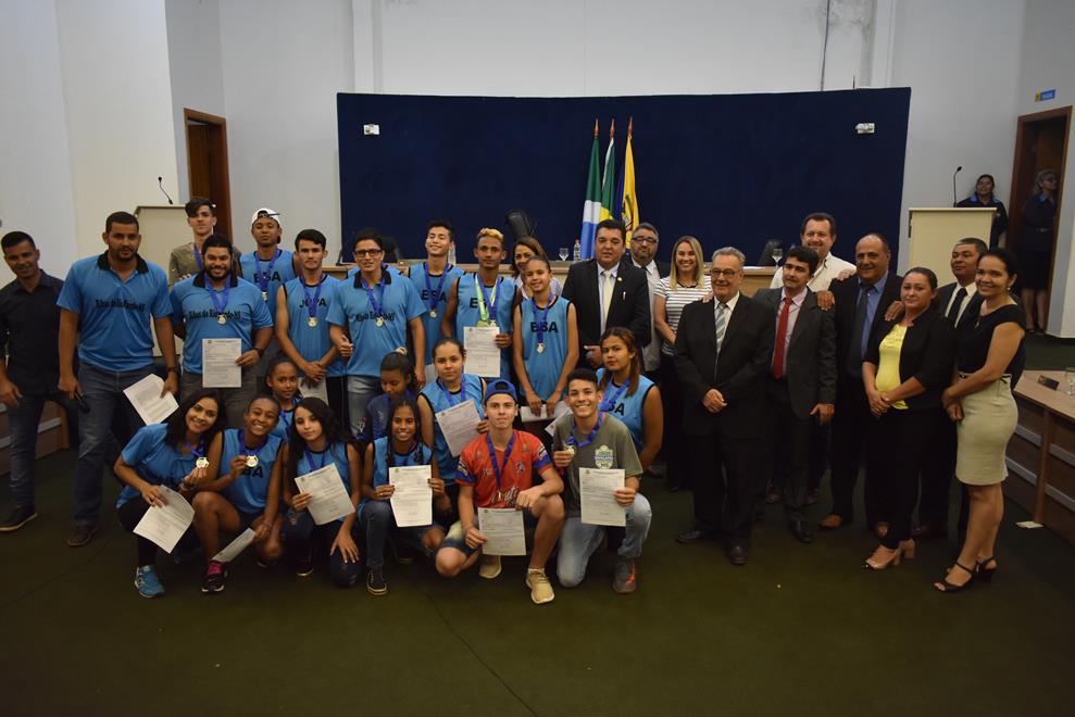 Câmara entrega medalhas a técnicos e jovens atletas de Ribas