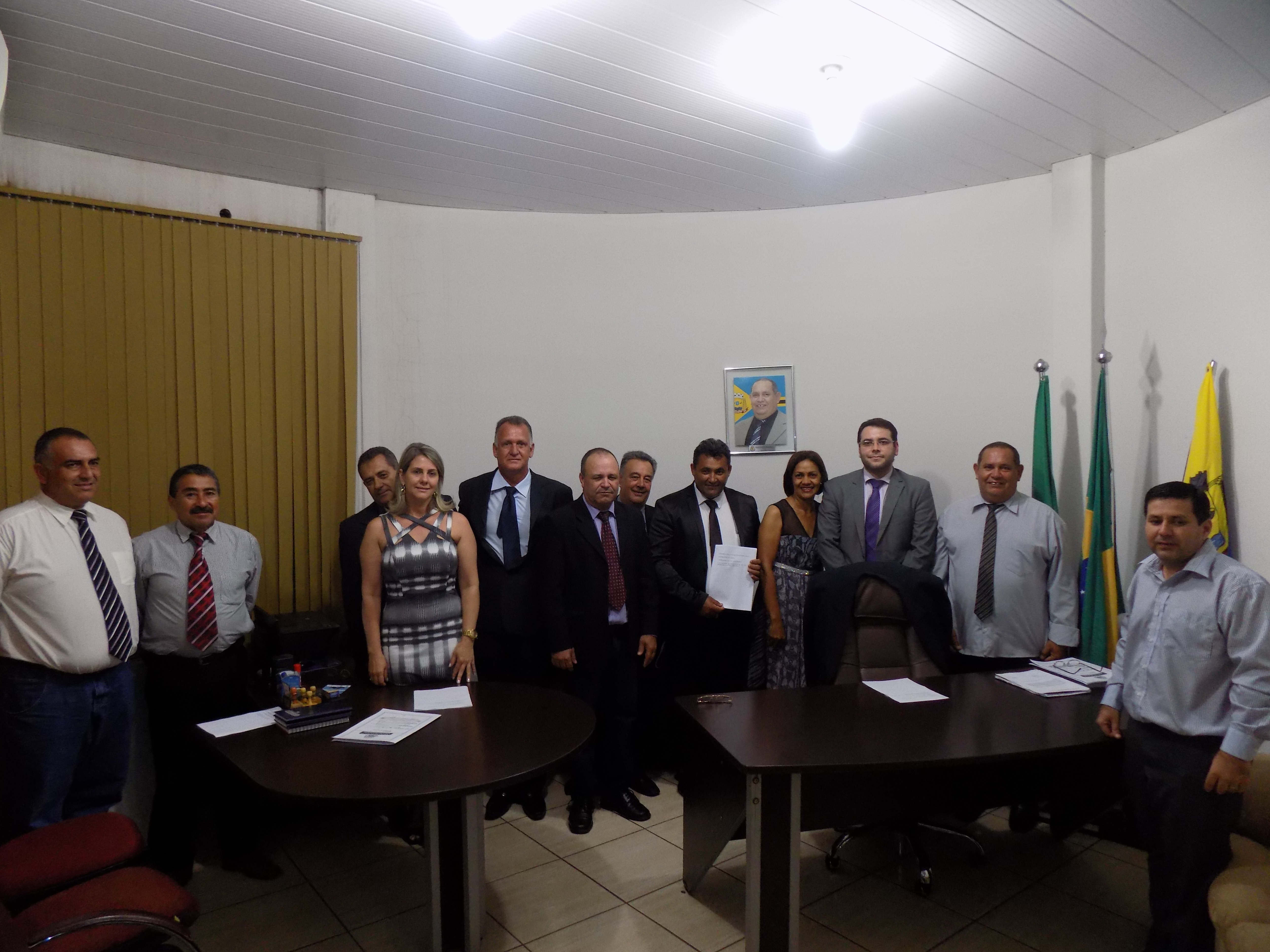 Câmara Municipal de Ribas em reunião com o Promotor sobre a liberação da ordem de serviço para o CEINF  São Sebastião