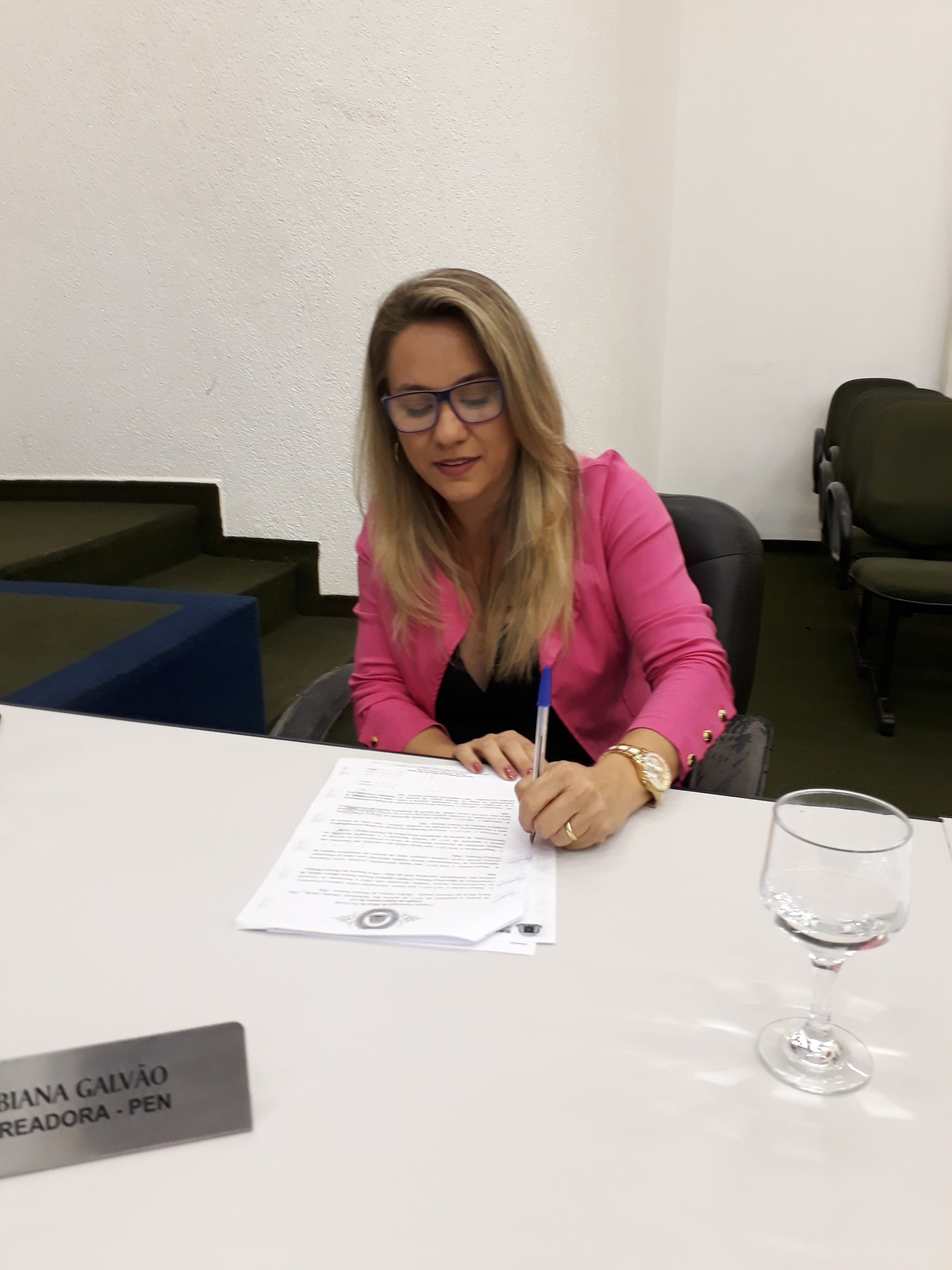 Fabiana Galvão intermedia acordo entre empresa e Prefeitura: empresa reforma e equipa escola na zona rural e Prefeitura fornece serviço odontológico uma vez por mês 